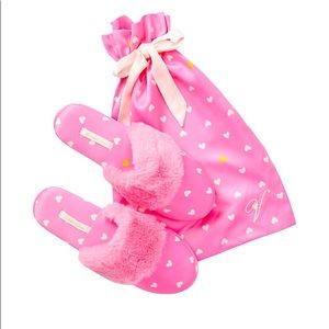 VICTORIA'S SECRET
Signature Satin Slipper